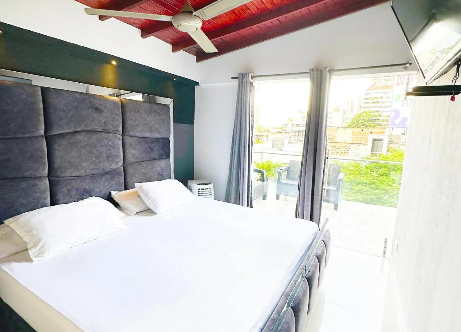 3 Bdrm Penthouse With Rooftop Pool And Jacuzzi At Poblado Medellin Apartment
