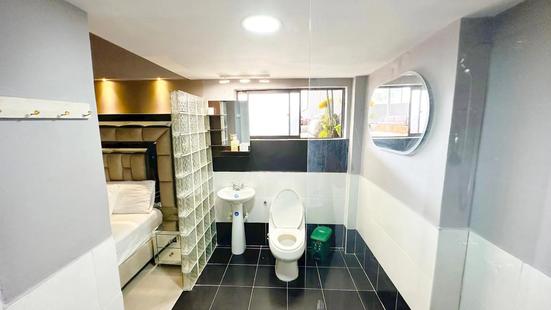 3 Bdrm Penthouse With Rooftop Pool And Jacuzzi At Poblado Medellín 0*,  Colombie